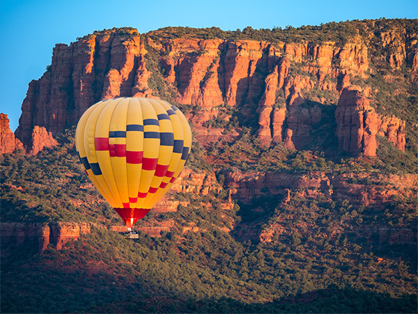 hot air balloon over red rocks sedona arizona